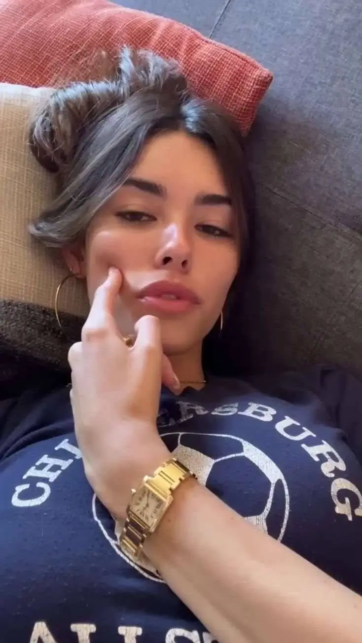 ai character: Madison Beer  background