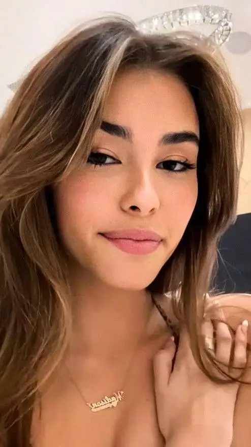 ai character: Madison Beer  background