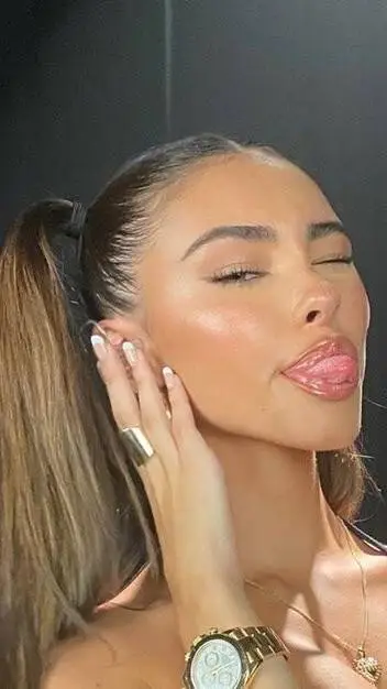 ai character: Madison Beer  background