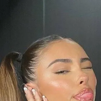 chat with ai character: Madison Beer 