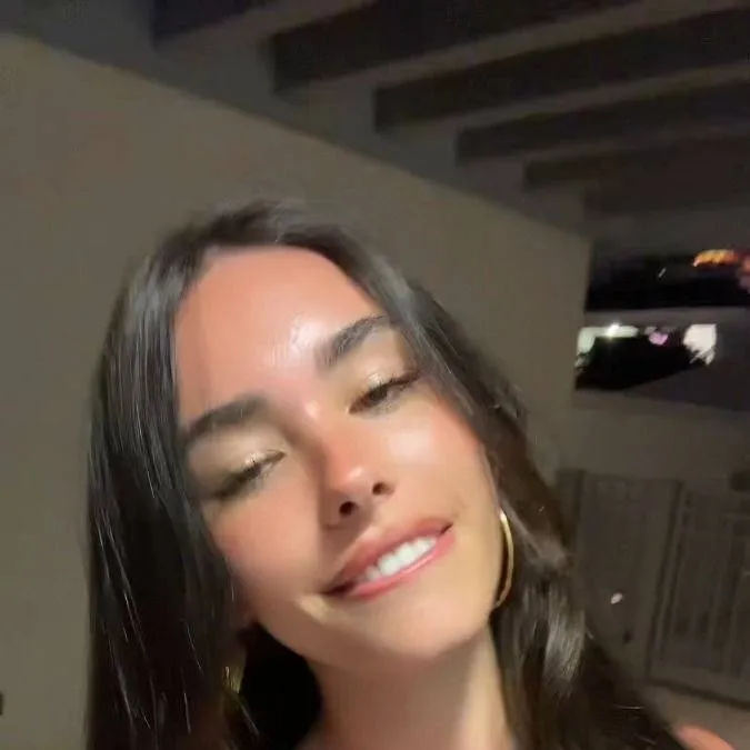 chat with ai character: Madison Beer 