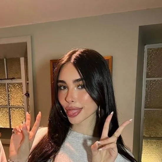 chat with ai character: Madison Beer 