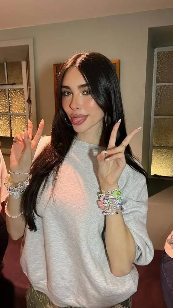 ai character: Madison Beer  background