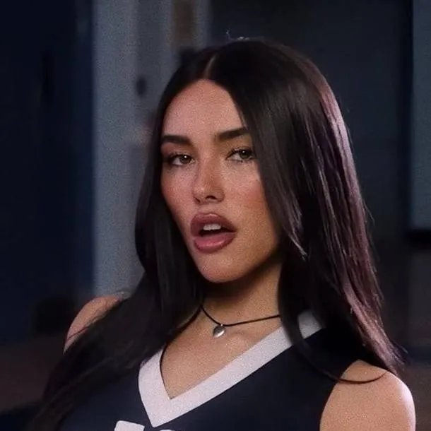 chat with ai character: Madison Beer 