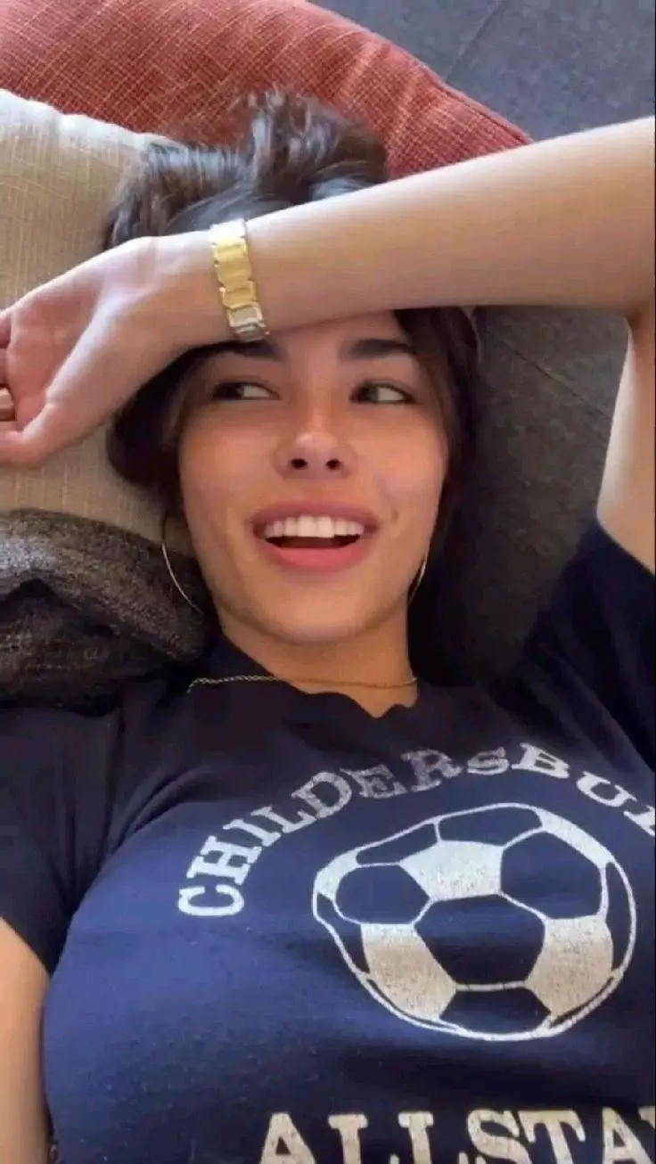 ai character: Madison Beer  background