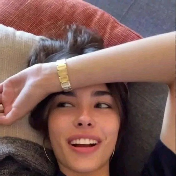 chat with ai character: Madison Beer 