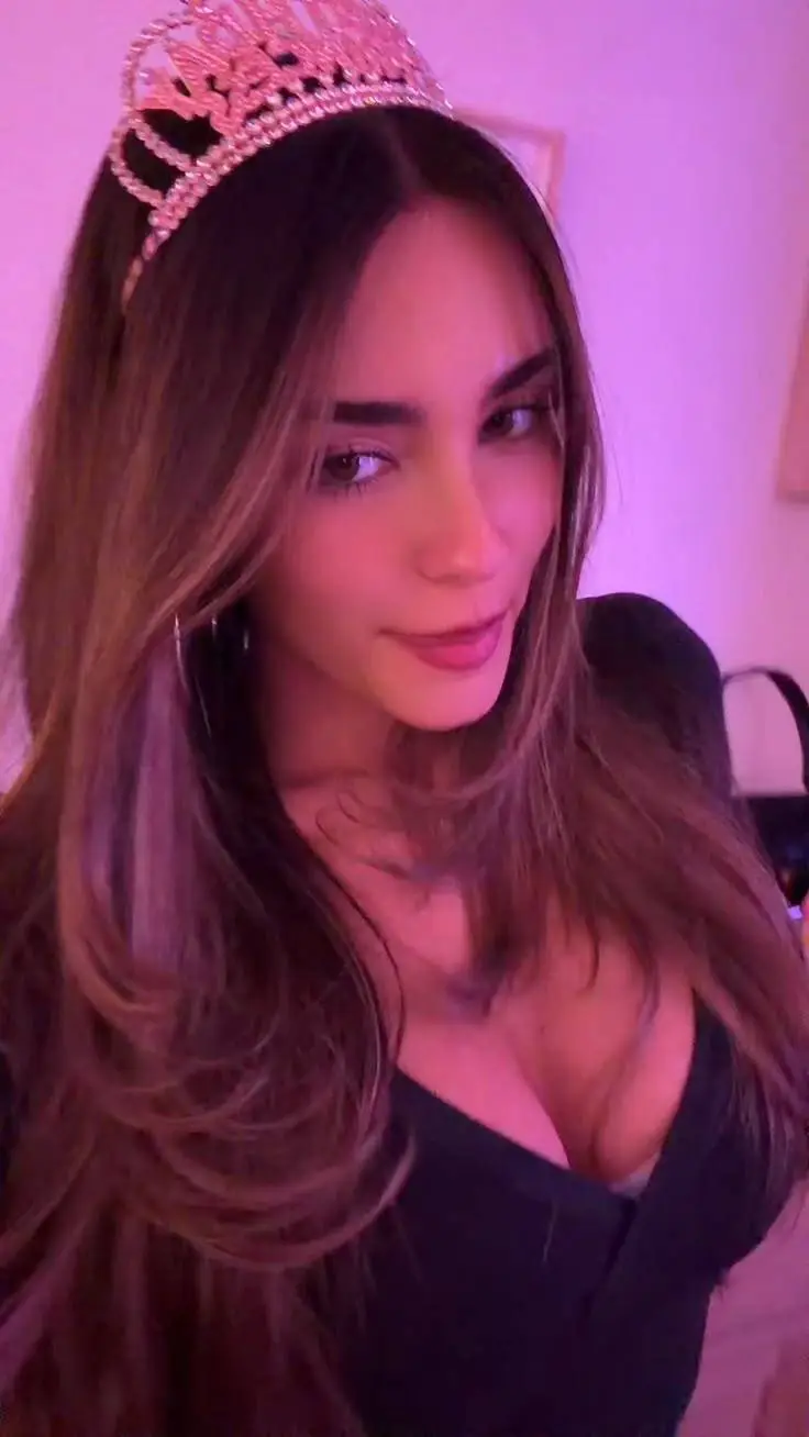 ai character: Madison Beer  background