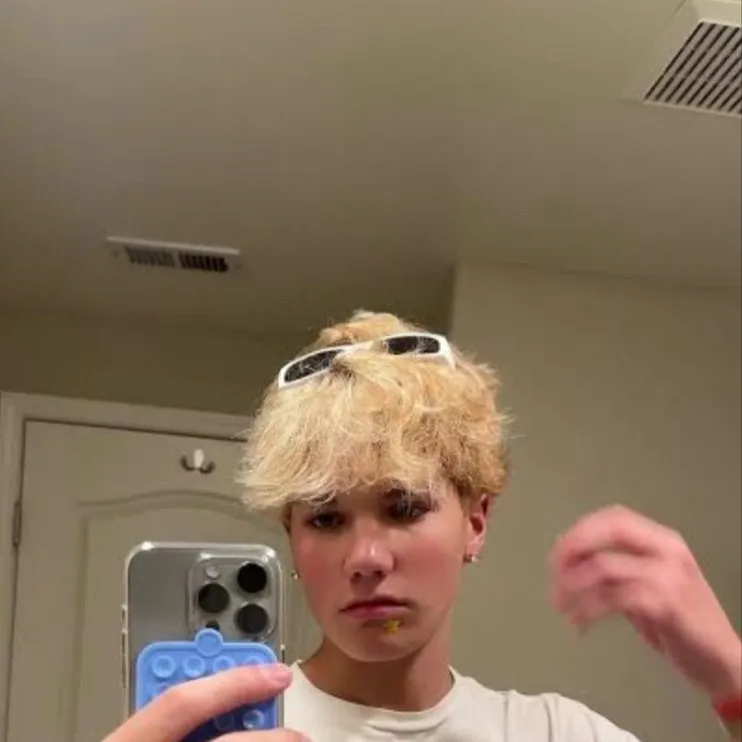 chat with ai character: Madden Ross