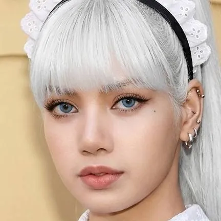 chat with ai character: Lisa McWinn