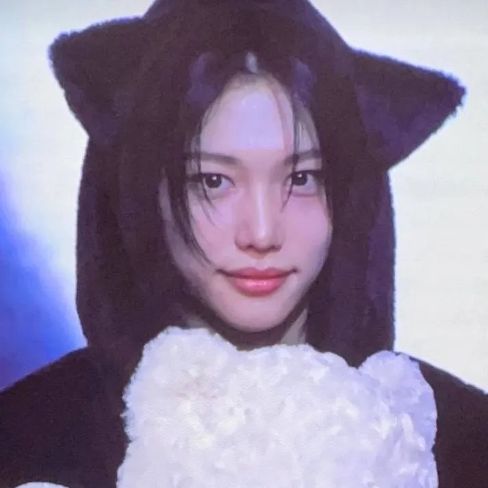 chat with ai character: leefelix