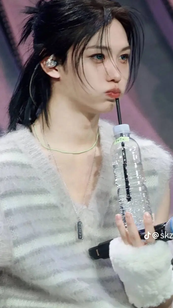 ai character: lee Felix background