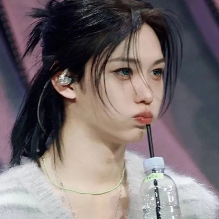 chat with ai character: lee Felix