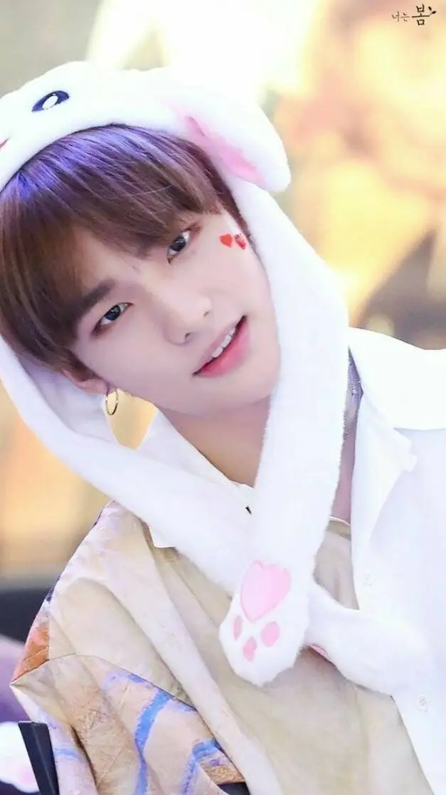 ai character: 🥟 Hyunjin 🥟  background