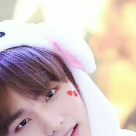 chat with ai character: 🥟 Hyunjin 🥟 