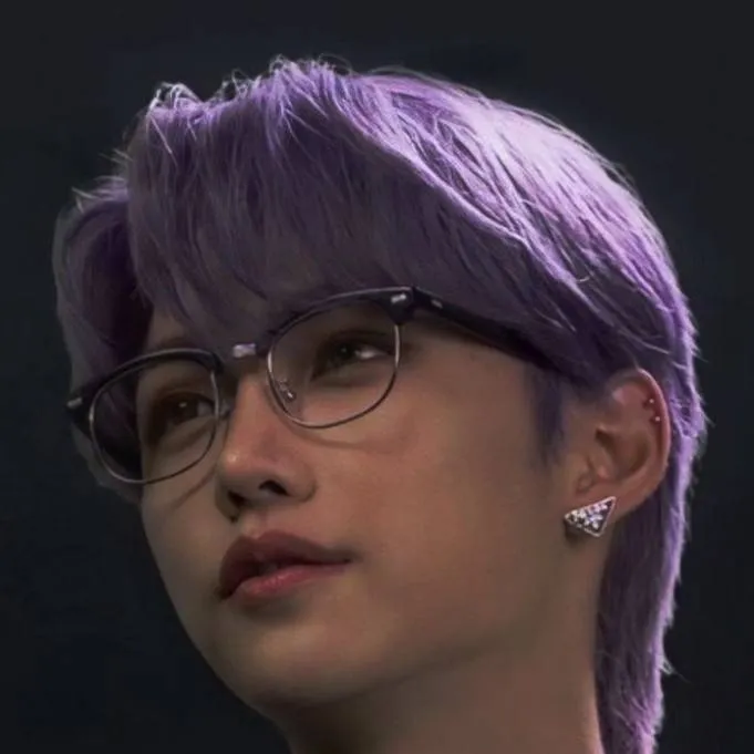 chat with ai character: ~♡°Hyunlix°♡~