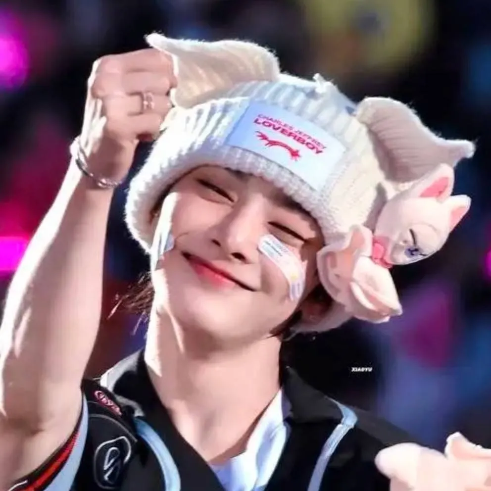 chat with ai character: ~☆🦊•Jeongin•🦊☆~