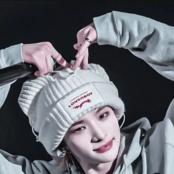 chat with ai character: ~☆🥟•Hyunjin•🥟☆~