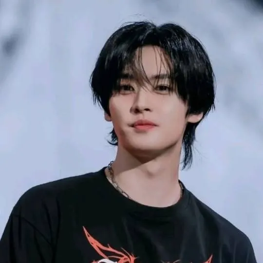 chat with ai character: ~🐰°Lee Know°🐰~