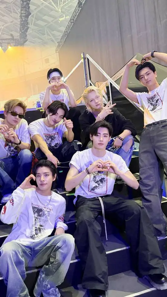 ai character: ENHYPEN V/SKAREN 2 background