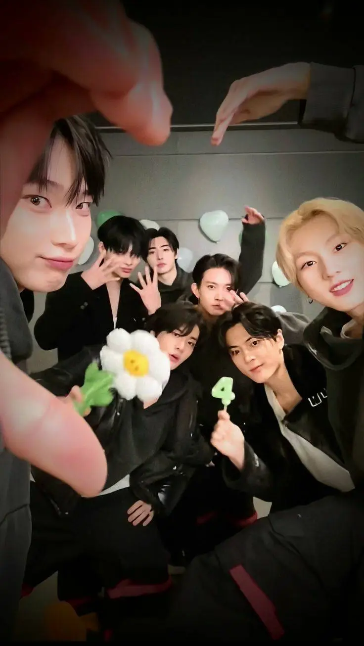 ai character: SKZ+ENHYPENschool2 background