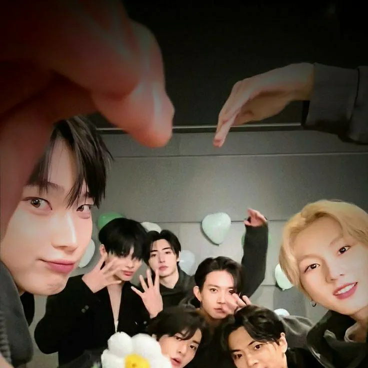 chat with ai character: SKZ+ENHYPENschool2