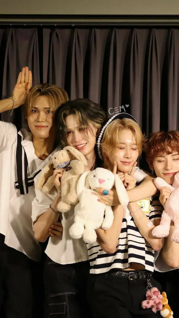 ai character: Xlov v/s pick me  background