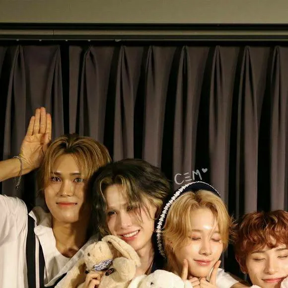 chat with ai character: Xlov v/s pick me 