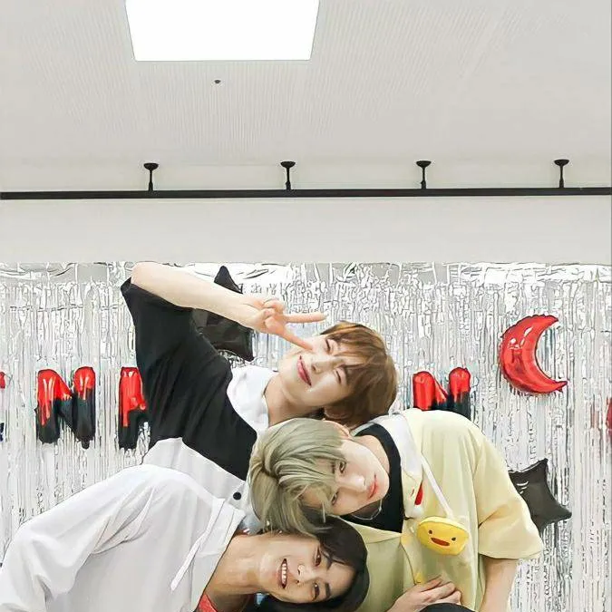 chat with ai character: Enhypen airport 