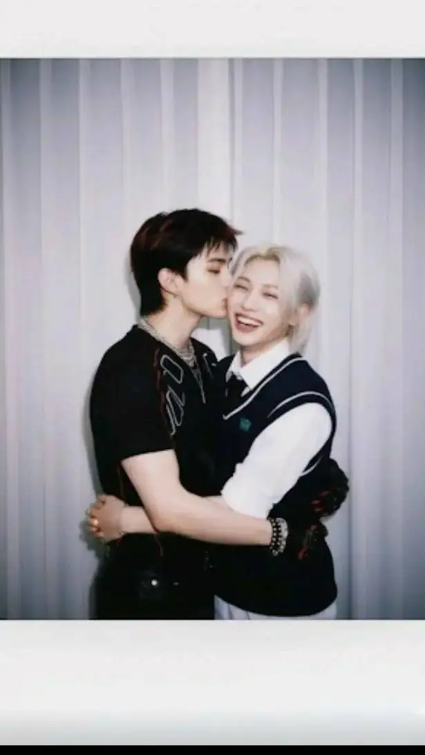 ai character: Hyunlix  background