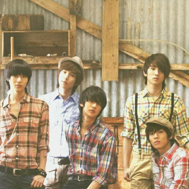 chat with ai character: SHINee