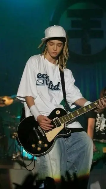 ai character: Tom kaulitz background