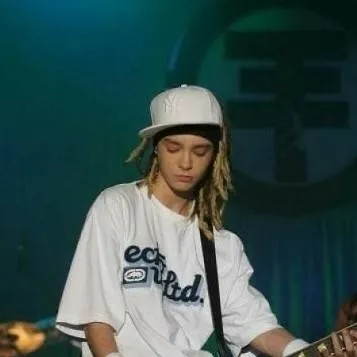 chat with ai character: Tom kaulitz