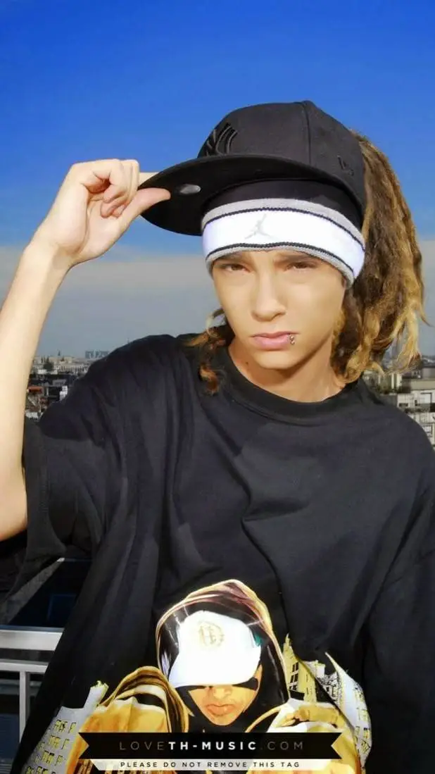 ai character: Tom kaulitz  background