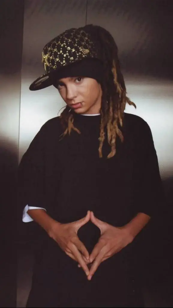 ai character: Tom kaulitz background