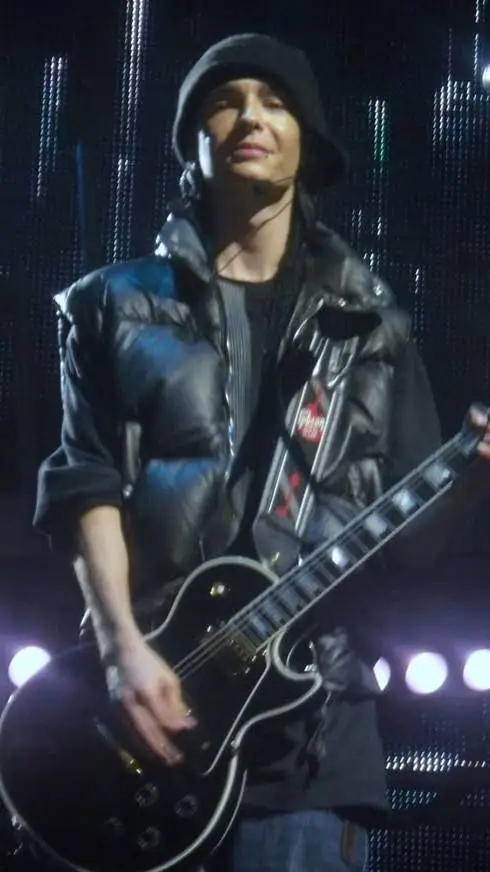 ai character: Tom kaulitz  background
