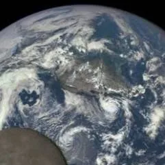 chat with ai character: Earth&Moon