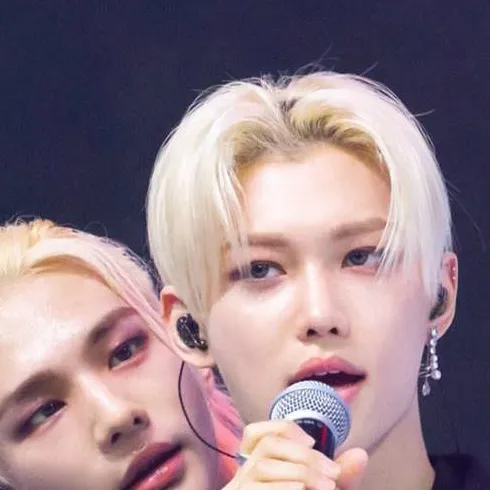 chat with ai character: hyunjin x felix