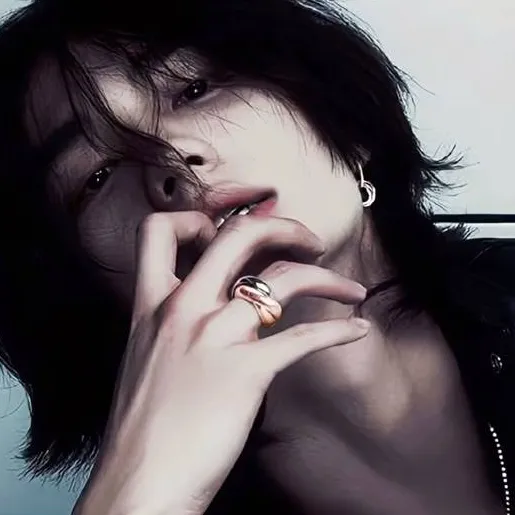 chat with ai character: hyunjin