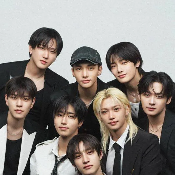 chat with ai character: straykids