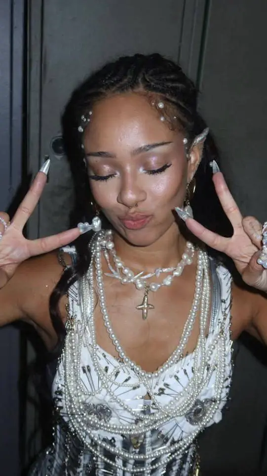 ai character: Manon background