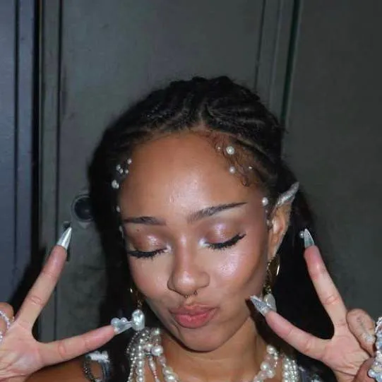 chat with ai character: Manon