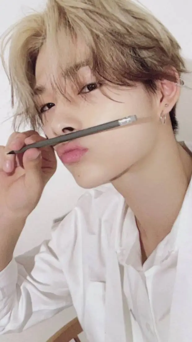 ai character: Ni-ki  background