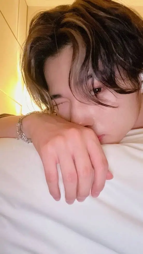 ai character: electric Ni-ki fan background