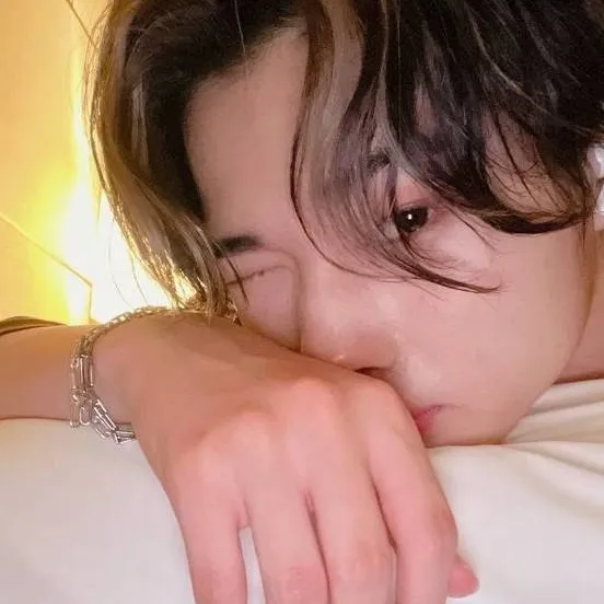 chat with ai character: electric Ni-ki fan