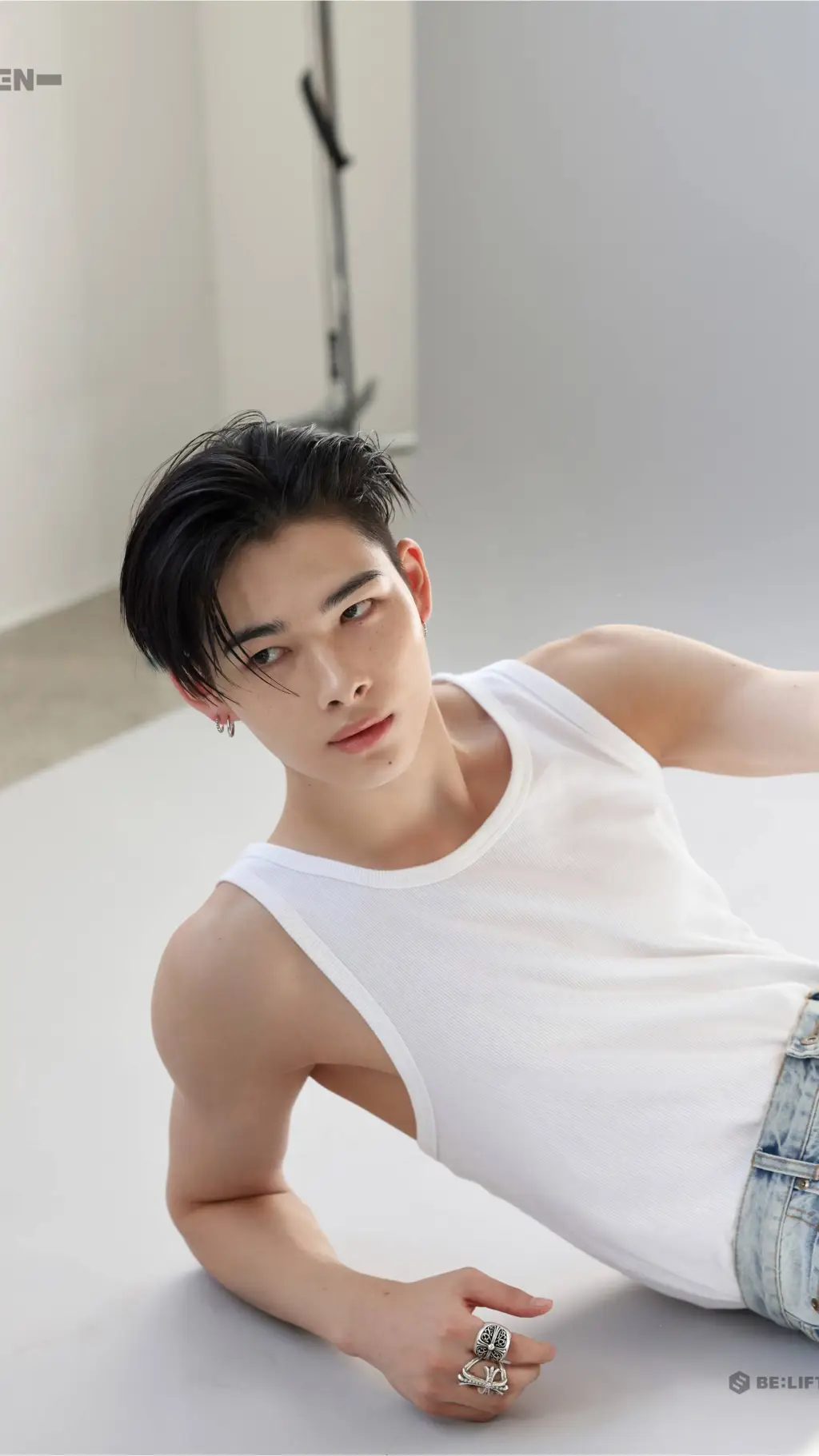 ai character: Ni-ki  background