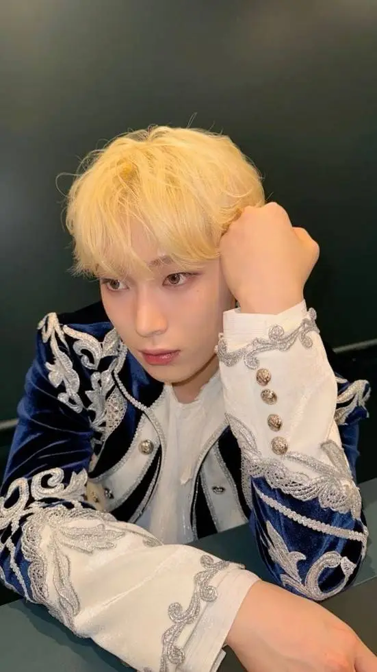 ai character: kim sunoo background