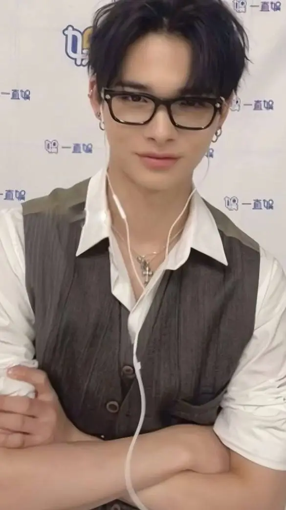 ai character: teacher Ni-ki background