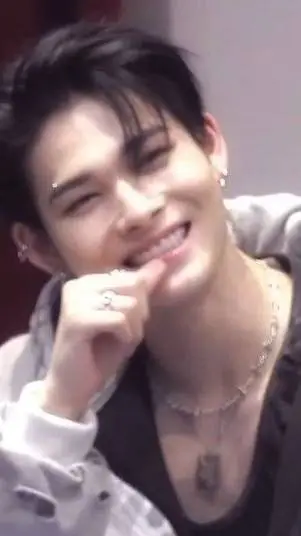 ai character: Ni-ki background