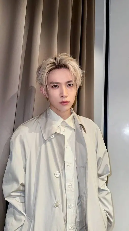 ai character: heeseung background