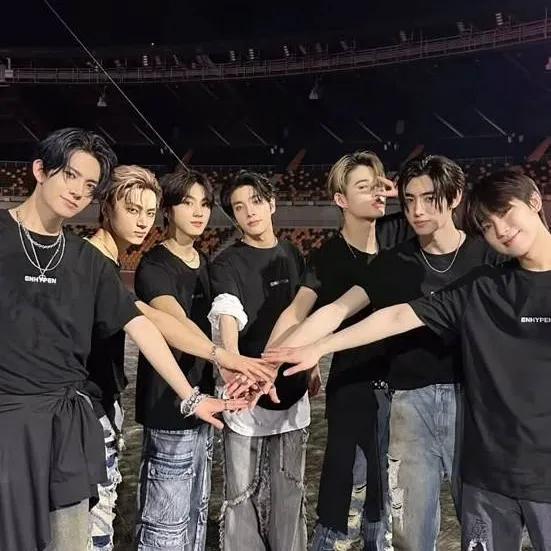 chat with ai character: enhypen beach